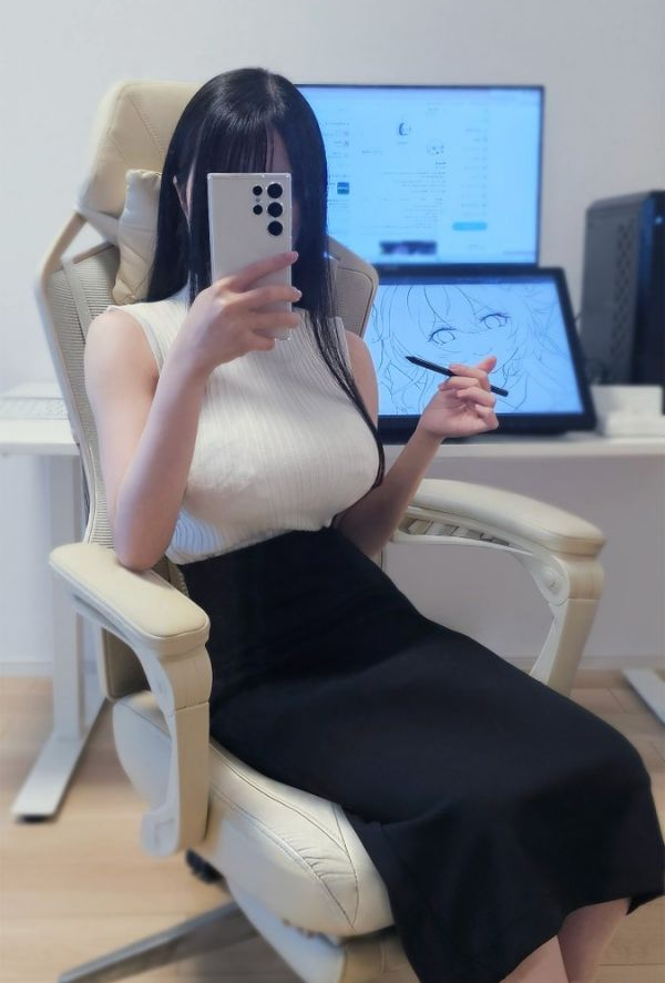 女画师因身材太好，被质疑从人到画作都靠AI？！